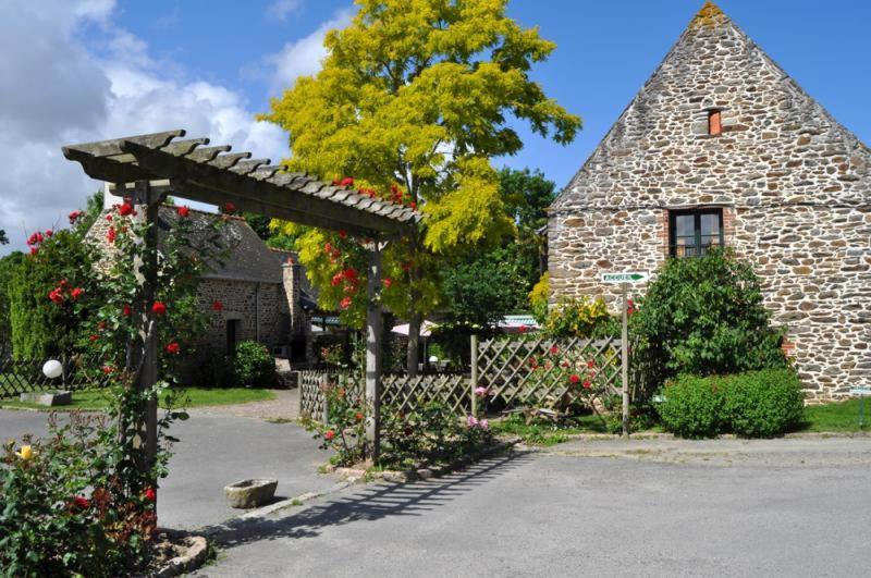 L'Auberge De La Porte Saint-Jouan-des-Guerets Exterior photo